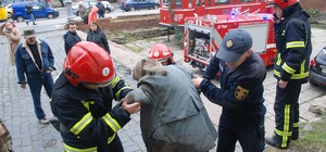 Невдалий день: у центрі Львова жінка провалилася у триметрову яму