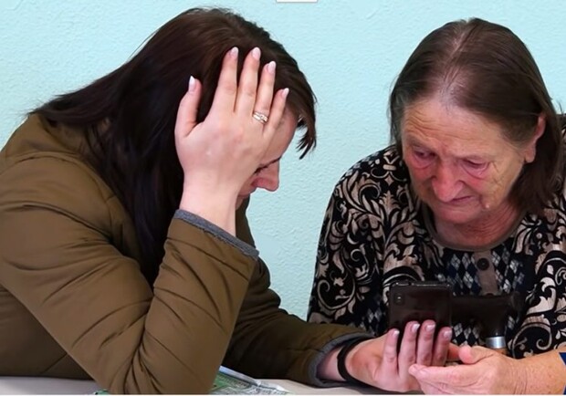 Полтавка нашла в Одессе пропавшую 21 год назад мать. Фото: скрин из видео УСН
