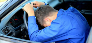 Порезали шины об ямы: в Днепре несколько машин остановилось посреди дороги