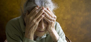 Питалась объедками, чтобы выжить: в Днепре мужчина запер свою мать в доме на девять суток