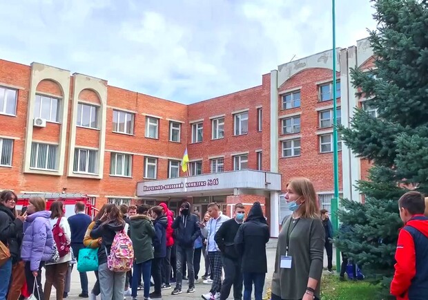 В Полтаве горел УВК №16. Фото: poltava.to