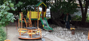 Жесть: в Днепре на детскую площадку обрушился кирпичный забор (фото)