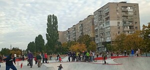 Не дождавшись открытия: дети начали кататься в новом скейт-парке на левом берегу