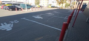 Будуть діти — зрозумієш: біля львівського гіпермаркету облаштували нову розмітку