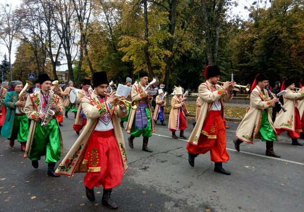В Полтаве провели марш-парад оркестров. Фото: zmist.pl.ua/
