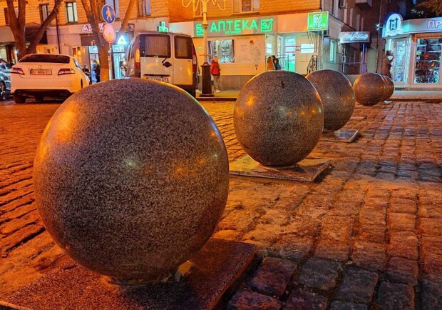 В Полтаве гранитный шар раздавил плиту на пешеходной части Соборности. Фото: poltava.to