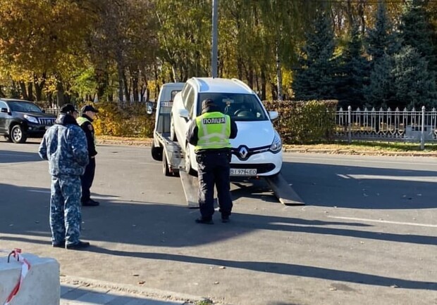 В Полтаве эвакуировали неправильно припаркованное авто. Фото: https://t.me/poltavawave