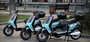 Без разрешений: в Киеве прокатная компания запарковала электромопеды на тротуарах