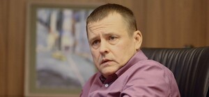 Поводок и ящик дохлых мышей: мэру Филатову вручили необычный подарок