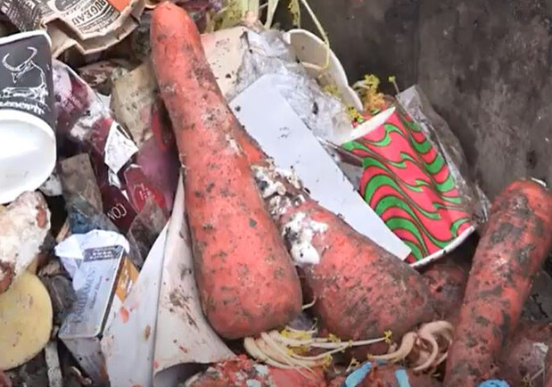 Торговцы на Центральном рынке засоряют мусорные баки гнилыми овощами - фото:  PTV+