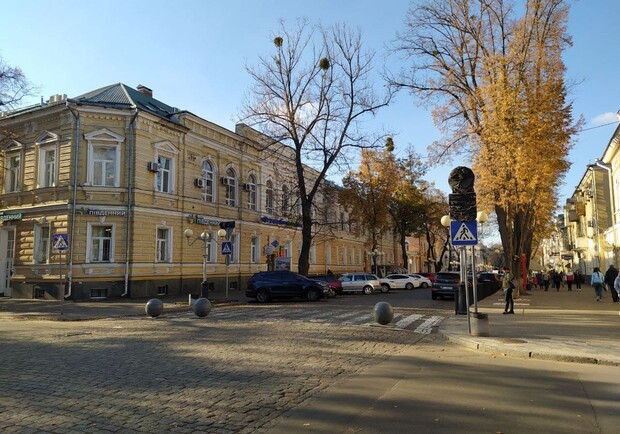 В центре города "ломаются" гранитные шары - фото: https://t.me/laen_live