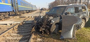 На железнодорожном переезде: под Харьковом женщина за рулем Mitsubishi Pajero попала под поезд