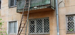 Чистят квартиру в четвертый раз: что известно о женщине с лестницей на балконе