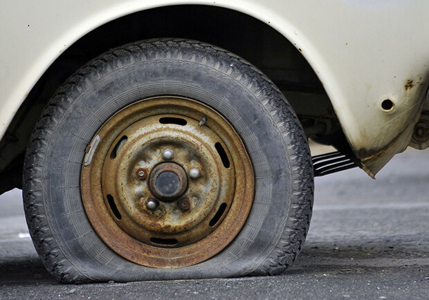 В Полтаве неизвестные массово порезали шины машин 
