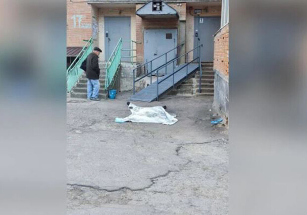 В Полтаве из окна многоэтажки выпала 79-летняя женщина 