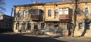 На Слободке посреди дороги заметили яму в асфальте: за ней глубокий провал