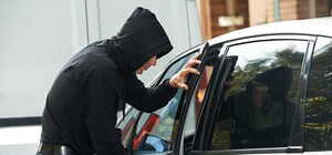 В Одессе мужчина украл из авто почти миллион гривен