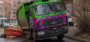 В центре Днепра мусоровоз провалился под асфальт 