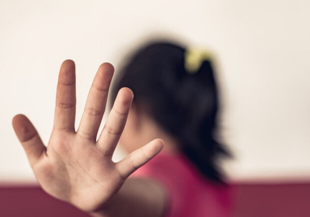 В Полтаве осудили парня, изнасиловавшего несовершеннолетнюю сестру 