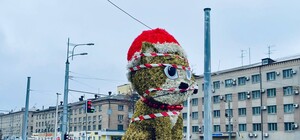 В сквере на Слобожанском проспекте появились елка-арка, единорог и огромная кошка