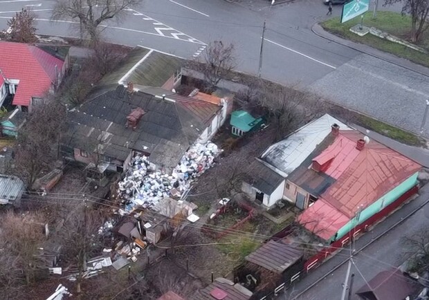 Жительница Полтавы снова собирает мусор во дворе, который расчистили весной 