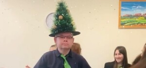 Чиновник из Кривого Рога стал звездой сети, станцевав с елкой на голове