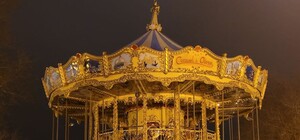 Карусель и нарядная елка на Дерибасовской: как украсили центр Одессы к Новому году 