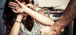 В Днепре мужчина пытал, бил и поджигал сожительницу