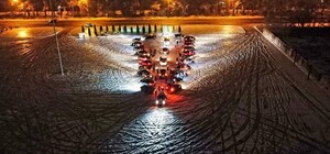 В Одессе водители соорудили елку из машин