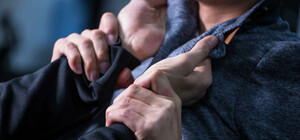 В Киеве на станции метро подрались пассажиры: мужчину без сознания увезли медики