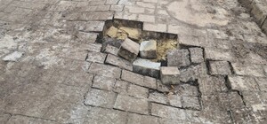 У Франківському районі серед вулиці утворилося провалля