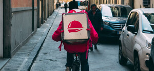 На Лесном массиве избили курьера пиццерии и требовали у него деньги