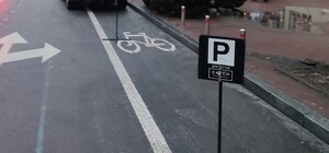 Один из киевских ресторанов приспособил велодорожку под собственную парковку