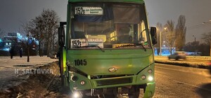 В Харькове маршрутка влетела в припаркованный автомобиль