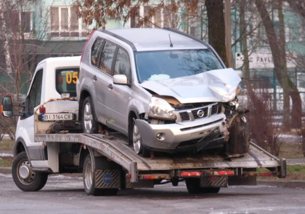 В Полтаве пьяный водитель врезался в стену языковой школы 