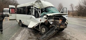 Маршрутка с пассажирами из Днепра влетела на трассе в грузовик