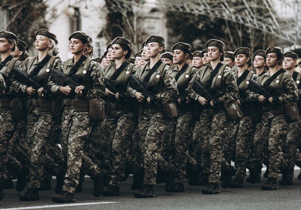 Зеленский ответил на петицию о постановке женщин на воинский учет . 