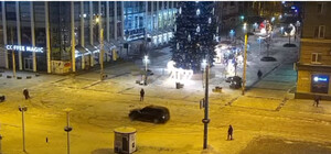 В центре Днепра водитель внедорожника устроил опасное для пешеходов дрифт-шоу (видео)