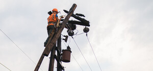 В Одесской области мужчина пытался срезать провода и умер прямо на столбе 