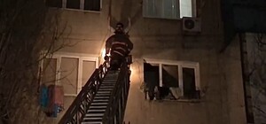 В Черноморске спасатели сняли женщину с кондиционера (видео)