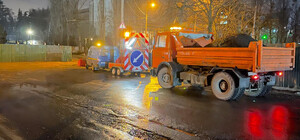 На Сырце в автобусе лопнуло стекло из-за ямы на дороге