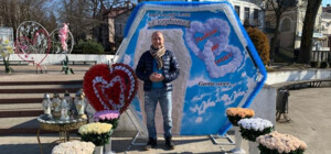 Любов до гробу: у Калуші ритуальне бюро встановило тематичну фотозону до Дня Валентина