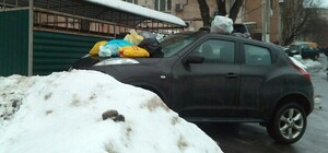 Запорожців почали штрафувати за паркування біля сміттєвих майданчиків