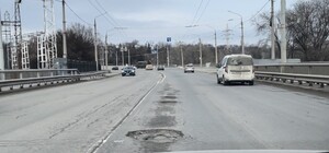 В Запорожье на плотине ДнепроГЭС дорога покрылась ямами и трещинами (видео)