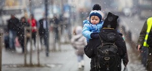 Чоловікам, які хочуть виїхати за кордон: як довести, що батько виховує дитину самостійно