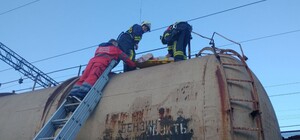 Робив фото на цистерні: на Підзамчі 16-річного хлопця вдарило струмом