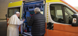 Папа Римський Франциск подарував Львову карету швидкої допомоги