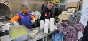 Сьогодні турецькі кухарі безкоштовно готуватимуть обіди для переселенців на Сихові