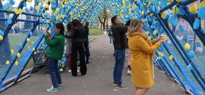 У парку На Валах відкрили інсталяцію «Коридор життя» — фото