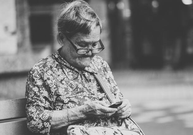 Украинцам предлагают помочь пожилым людям мобильными телефонами - фото: Joseph Chan/Unsplash